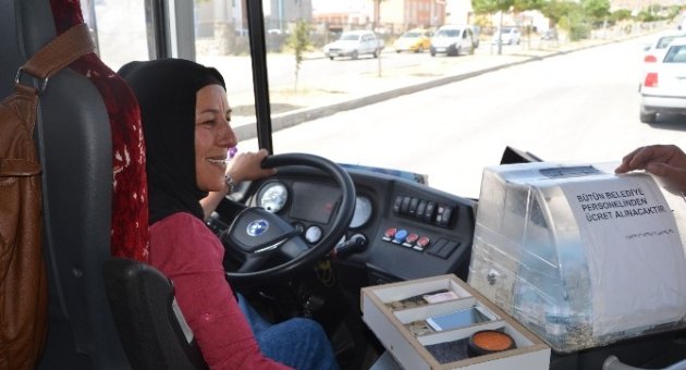 Kadın Şoför Direksiyona Geçti