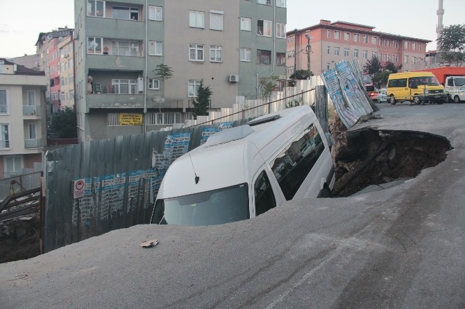Kağıthane’de Yol Çöktü