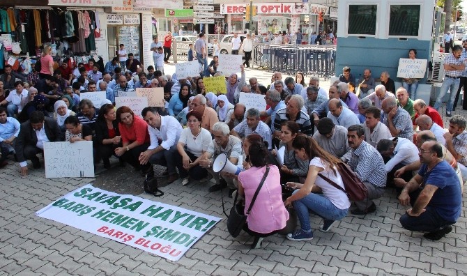 Kanlı Saldırıyı Oturup Şarkı Söyleyerek Protesto Ettiler