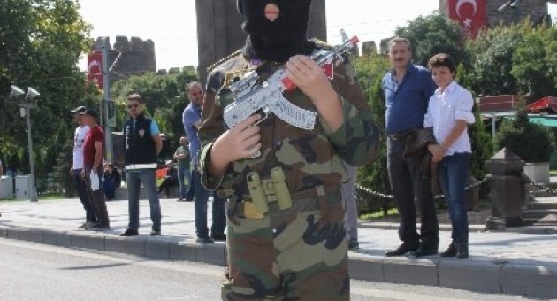 Kar Maskeli 8 Yaşındaki Kerem Törende Dikkat Çekti