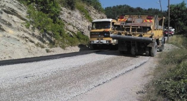 Karadere Köyü’nde Asfalt Ve Parke Çalışması Başlatıldı