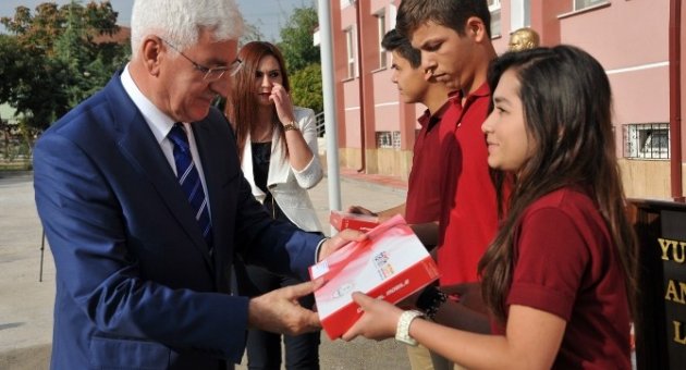 Karaman’da Öğrencilere Tablet Bilgisayar Dağıtıldı