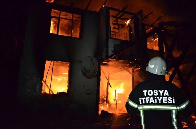 Kastamonu’da 2 Katlı Ev Tamamen Yandı