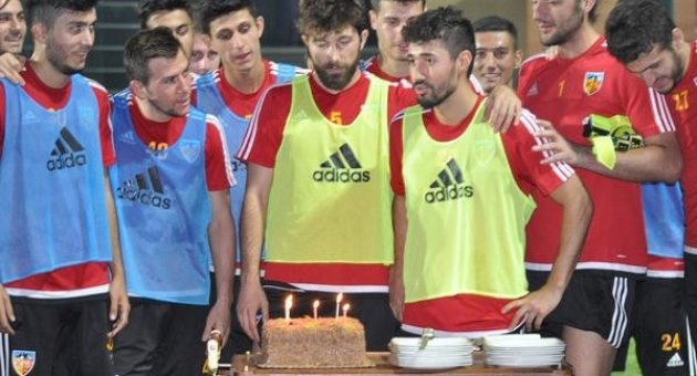 Kayserisporlu Furkan Özçal’ın Doğum Günü Antrenmandan Sonra Kutlandı