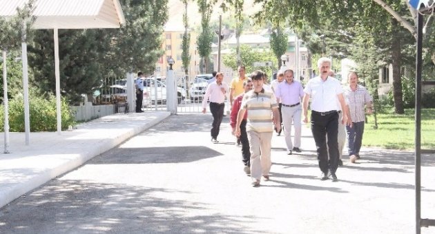 Kazada Annesini Kaybeden Vali Öztürk Taziyeleri Kabul Ediyor