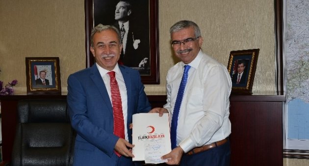 Kızılay’a İlk Kurban Bağışı Vali Büyük’ten