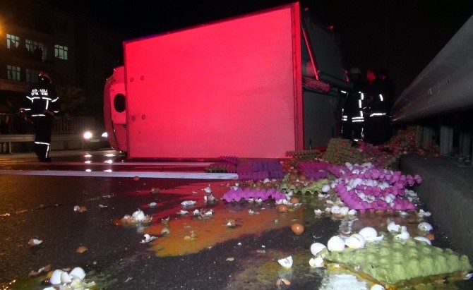 Kocaeli’de Yumurta Yüklü Kamyonet Devrildi
