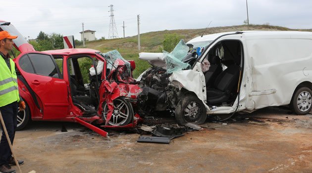 Kocaeli'nde otomobiller çarpıştı 2 ölü