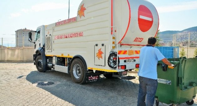Körfez’de Çöp Konteynerleri Temizleniyor