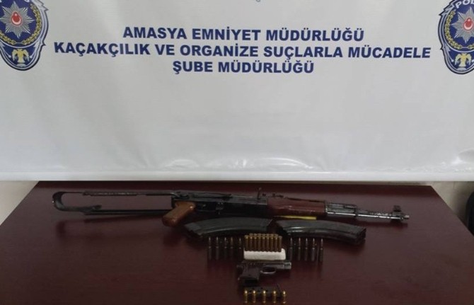 Köy Evinde Kalaşnikof Tüfek Ve Tabanca Ele Geçirildi
