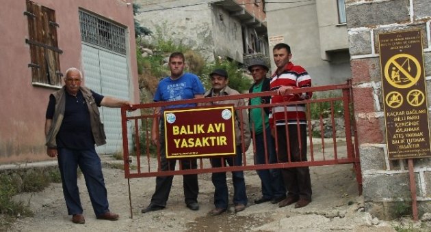 Köy Meydanına Kapı Kurup Kilit Vurdular
