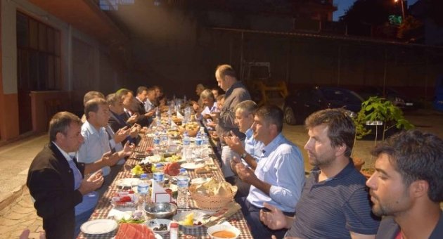 Köy Muhtarından İlçe Protokolüne İftar