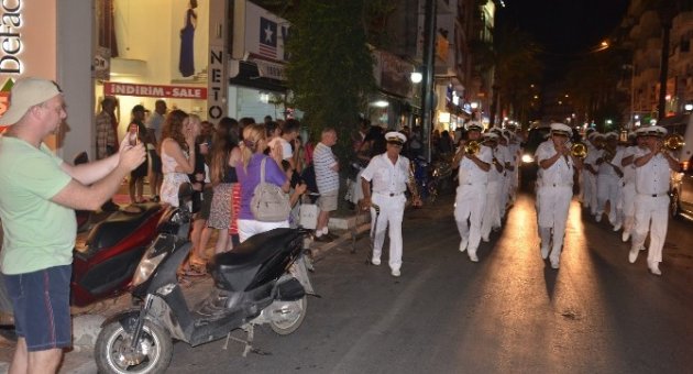 Kuşadası Sokaklarında Bando Coşkusu