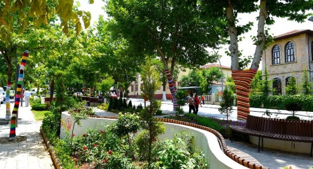 Malatya Büyükşehir Belediyesi’nden “Ağaç Giydirme Sanatı” Projesi