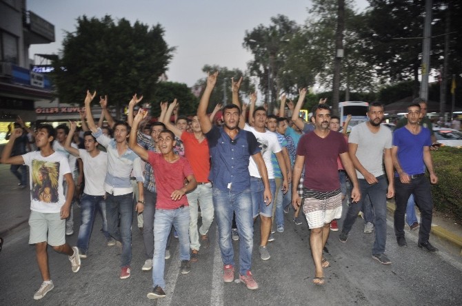 Manavgat’ta Teröre Tepki Eyleminde HDP Bınası Tahrıp Edildi