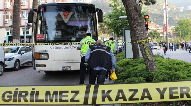 Manisa'da annenin en acı anı, yolun karşısına geçerken oğlu otobüsün altında kaldı