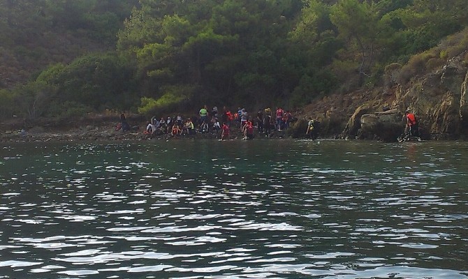 Marmaris’te Kayalıklara Çarpan Mülteci Botu Alabora Oldu