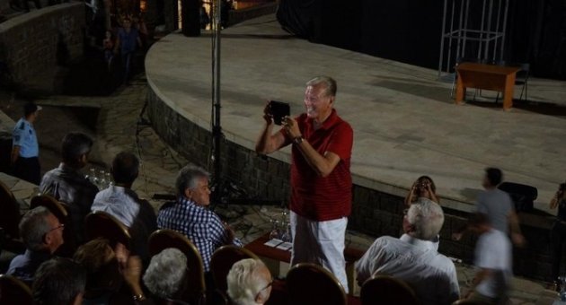 Marmaris’te “Yalandan Kim Ölmüş” Adlı Tiyatro Oyunu Beğeni Topladı