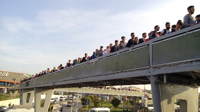 Metrobüs Durağında İnsan Seli