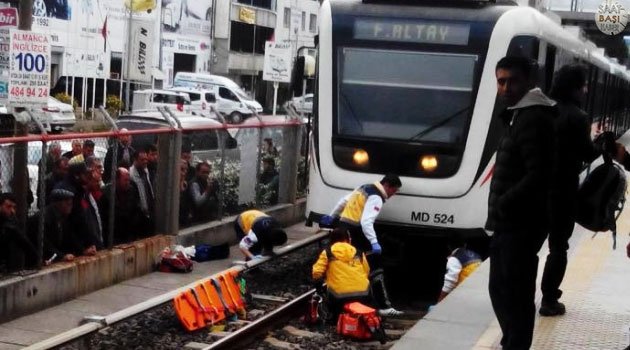 Metronun altında kaldı ama büyük bir şans eseri kurtuldu