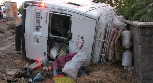 Mevsimlik İşçiler Evlerine Dönerken Kaza Yaptı: 20 Yaralı