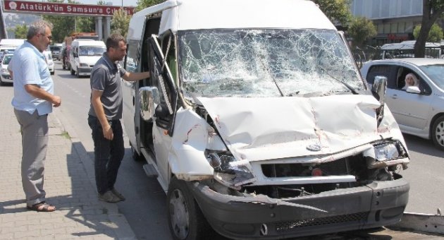 Minibüs Tır’a Çarptı: 1 Yaralı