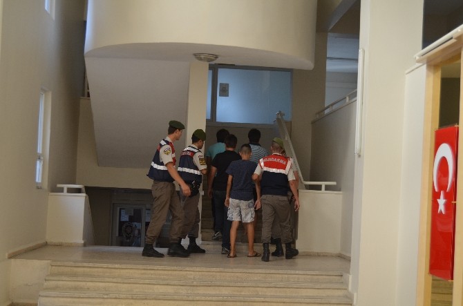 Minibüs Ve Motosiklet Çalan Gençler, Vatandaşlar Tarafından Yakalandı