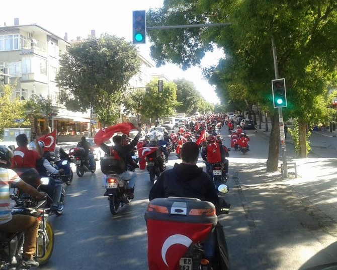 Motosikletli Kuryelerden Zafer Bayramı Kutlaması
