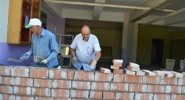 Okul Müdürü Ve Öğretmenler Duvar Ördü