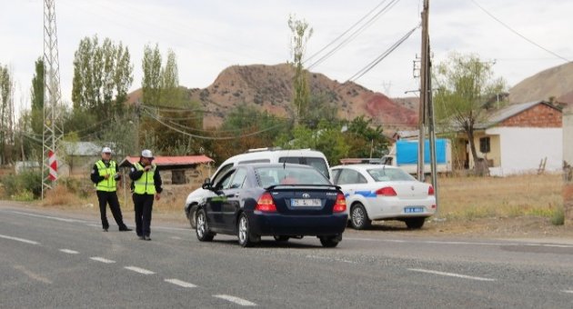 Oltu’da Trafik Denetimleri Devam Ediyor