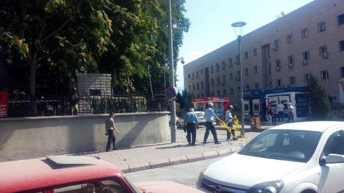 Orduevi Önündeki El Çantası Korkuttu