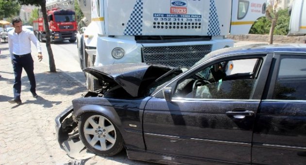 Otomobil Beton Mikserine Çarptı: 2 Yaralı