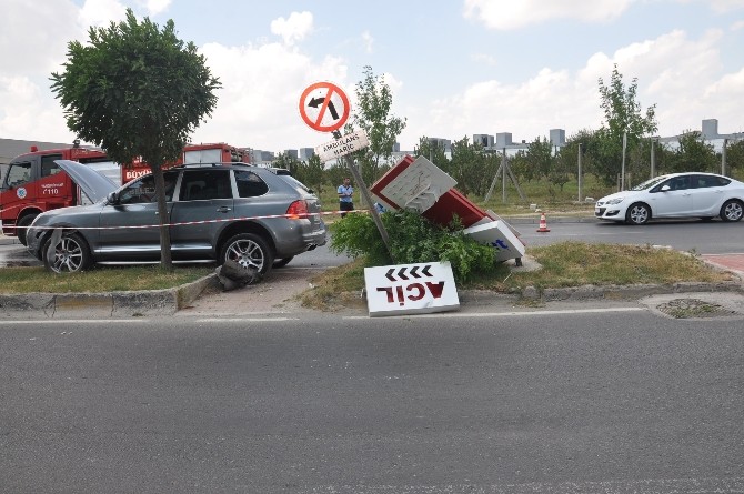 Otomobil Orta Refüje Çıktı