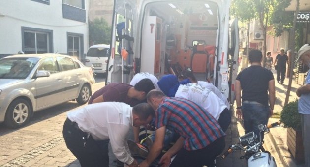 Otomobilin Çarptığı Motosikletli Sürücü Yaralandı