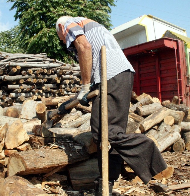 (Özel Haber) 78 Yaşında TEK Bacağı Yok Ama Hala Odun Kırıyor