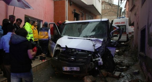 (Özel Haber) Eve Çarpan Kamyonette Can Pazarı
