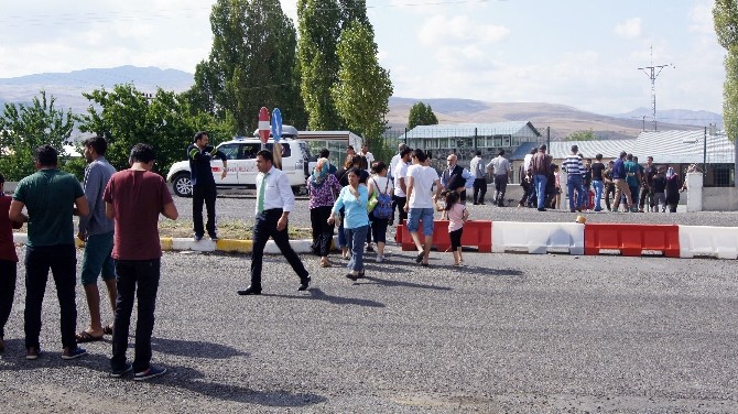 (Özel Haber) Kağızman’da Yol Kesen PKK Kaçan Araçlara Ateş Açtı: 1 Yaralı