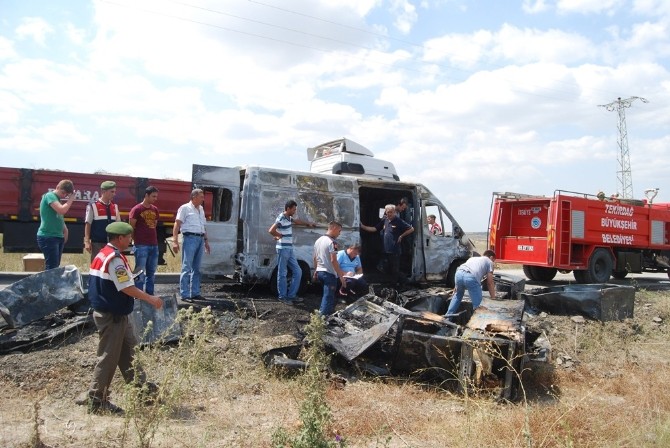 (Özel Haber) Seyir Halinde Yanan Beyaz Eşya Yüklü Minibüs Hurdaya Döndü