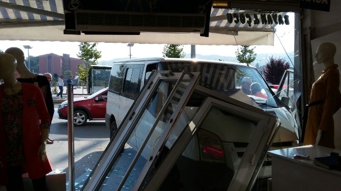 (Özel Haber) Yoldan Çıkan Midibüs Mağazaya Girdi