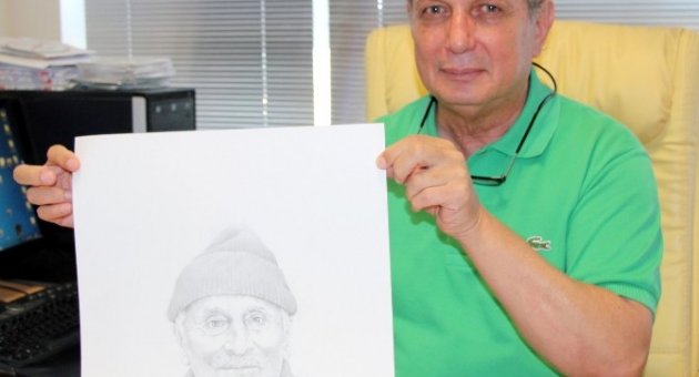 Profesör, Hastalarının Kara Kalem Resimlerini Yapıyor