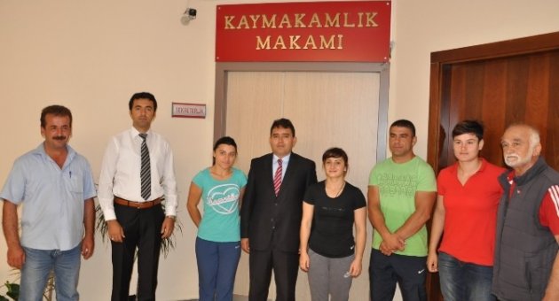 Şampiyon Halterci, Altınova Kaymakamı Nurullah Kaya’yı Ziyaret Etti