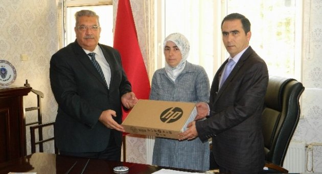 Şehit Çocuğuna Bilgisayar Hediyesi