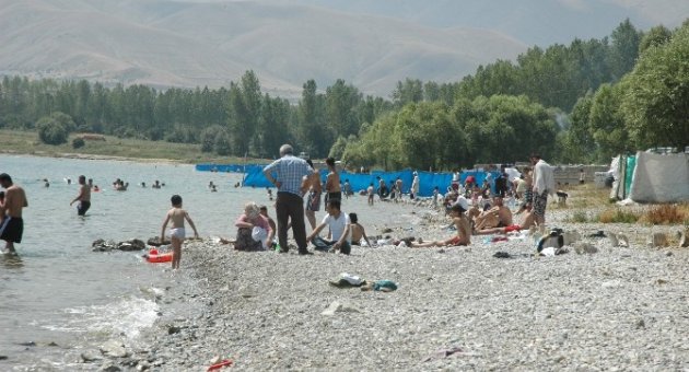 Sıcak Havadan Bunalan Vatandaşlar Van Gölü’ne Akın Ediyor