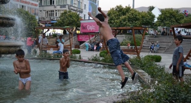 Sıcaktan Bunalan Çocuklar, Süs Havuzlarına Koştu