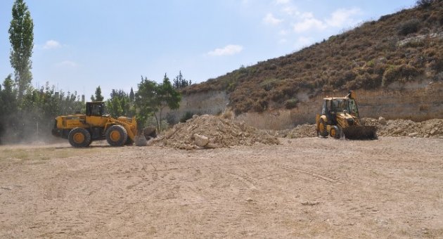 Silifke Belediyesi’nden Mukaddem Mahallesine Futbol Sahası Ve Sosyal Alan