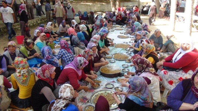 Silifke’de 5 Bin Kişi Şehitler İçin Kazanlarla Yemek Yaptı