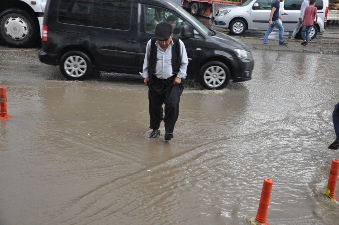 Silopi’de Sağanak Yağış Hayatı Felç Etti
