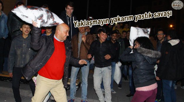 Sokak ortasında yastık savaşı