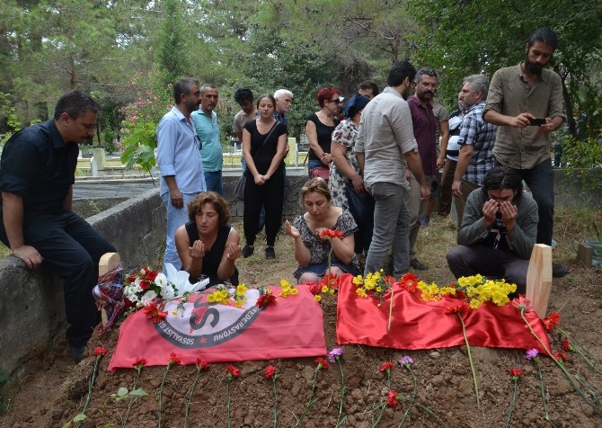 Suruç’taki Saldırıda Ölen Mert Mezarı Başında Anıldı