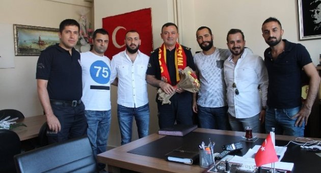 Taraftar-polis Omuz Omuza